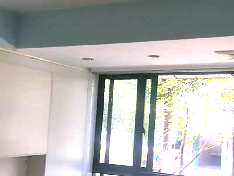 全屋墻面翻新：檢查舊房墻面基層問題，對癥下藥施工，如果墻面裝修5年甚至10年以上，墻面有開裂，滲水，起皮或者之前有貼過墻紙的舊房，就需要將原墻紙撕掉，將墻面鏟至毛坯層，做鏟墻施工，如近幾年裝修過的房子，則不需要做鏟墻施工，墻面基層無明顯破損，打磨膩子或者重新批刮膩子，做乳膠漆施工即可！ 將房中小件物品搬移到柜子，儲物柜等不需要施工的位置，如樓梯間，衛生間等，利用專業的遮蔽保護膜貼在地面，包裝家具，避免施工期間對家中的物品造成損害和污染。 檢查墻面破損位置，如粉化，開裂，滲水，起皮現象嚴重的利用鏟刀直接全部鏟除至基層，局部破損現象不嚴重的位置直接用打磨機或者砂紙打磨即可。墻面完全鏟除后，需用打磨機打磨墻面起到找平的作用，然后做防水界面劑施工，防水施工的目的是防止天氣潮濕或者樓頂漏水，陽臺滲水導致墻面乳膠漆掉皮，界面劑的作用是為了增強水泥基層的粘接力。