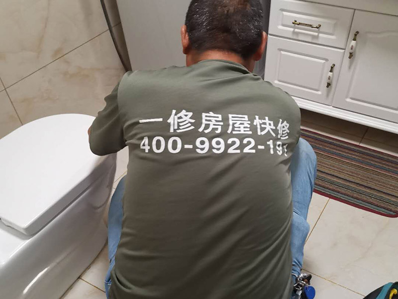 衛生間打壓測試：測水壓一般要有專用的加壓設備進行加壓,加給的壓力一般為等于或稍大于水管的額定耐壓,這種測試主要是檢測水管本身的質量以及安裝后所有管接頭的安裝質量,看是否有滲水或暴管現象,以便在暗埋管道在埋入前及時發現問題、解決問題, 這種測試在有條件的的情況下安裝工人即可進行測試,還可以到當地的供水部門請專業人員來進行測試。