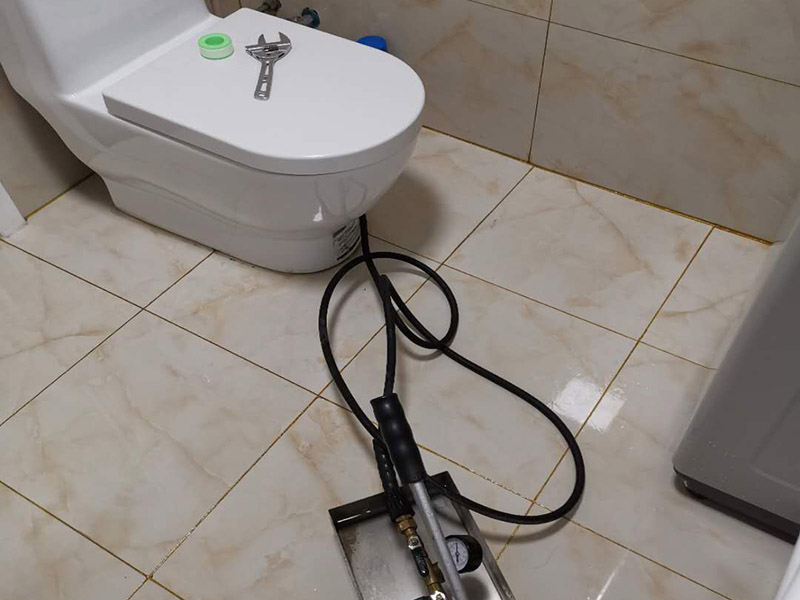 衛生間打壓測試：測水壓一般要有專用的加壓設備進行加壓,加給的壓力一般為等于或稍大于水管的額定耐壓,這種測試主要是檢測水管本身的質量以及安裝后所有管接頭的安裝質量,看是否有滲水或暴管現象,以便在暗埋管道在埋入前及時發現問題、解決問題, 這種測試在有條件的的情況下安裝工人即可進行測試,還可以到當地的供水部門請專業人員來進行測試。
