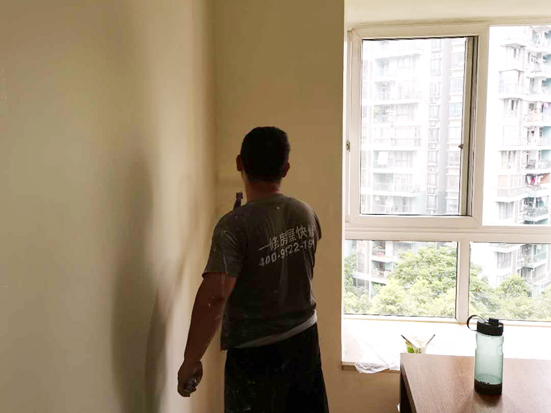 墻面滾漆翻新施工：檢查舊房墻面基層問題，對癥下藥施工，如果墻面裝修5年甚至10年以上，墻面有開裂，滲水，起皮或者之前有貼過墻紙的舊房，就需要將原墻紙撕掉，將墻面鏟至毛坯層，做鏟墻施工，如近幾年裝修過的房子，則不需要做鏟墻施工，墻面基層無明顯破損，打磨膩子或者重新批刮膩子，做乳膠漆施工即可！ 膩子是一種墻體抹灰找平材料，膩子的作用是為了使墻面平整，起找平的作用，增強底漆的附著力，且防水膩子還具有耐水的性能，可以保證乳膠漆施工后不會出現起皮，掉粉等現象，膩子施工后，一定要做精細打磨，保證膩子的細膩性。 底漆的作用是使面漆的附著力更強，最主要的作用是使漆面平整，從而對面漆起支撐作用，令漆面看起來更為豐滿。