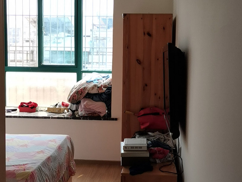 墻面翻新裝修:首先在做翻新的時(shí)候一定要把之前的墻面給處理干凈，粉化嚴(yán)重的一定要鏟除干凈。由于之前的墻面有刷過(guò)油漆和乳膠漆，所在做完鏟除后一定要做打磨處理，將原來(lái)墻體上的結(jié)實(shí)的表皮及浮沉全部清理掉，如果說(shuō)墻體出現(xiàn)小部分的凹陷以及裂縫的話可以用膩?zhàn)由晕⑻钛a(bǔ)一下。清理干凈的墻面一定要刷一道底漆，墻面底漆的主要作用就是抗堿防潮、封固基材、保護(hù)面漆、提高面漆的質(zhì)量以及遮蓋力。 在修補(bǔ)的過(guò)程中要是沒(méi)有做到全面，并且上漆過(guò)程已經(jīng)做了的話那就會(huì)顯得相當(dāng)?shù)穆闊掀峁こ掏瓿珊蟮脑捲賹?duì)沒(méi)有修補(bǔ)到的地方進(jìn)行修補(bǔ)的話就會(huì)很難達(dá)到預(yù)想效果，最大的問(wèn)題就是會(huì)導(dǎo)致色差的問(wèn)題，所以在修補(bǔ)的時(shí)候一定要做到仔細(xì)、全面，不要為后面的工程造成負(fù)擔(dān)。