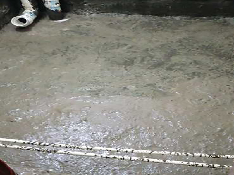 廁所防水重裝施工：使用毛刷、刮刀或鏟子等工具，將需重新做防水位置的基層清理干凈，原防水層凸起的顆粒和地上的浮灰垃圾都要清理干凈。做好基層準(zhǔn)備工作后，先使用閃凝漿料將防水層封堵開(kāi)槽管道縫，進(jìn)行填實(shí)抹平。對(duì)墻角、陰陽(yáng)角、管根、地漏等容易漏水的防水薄弱部位先進(jìn)行仔細(xì)均勻涂刷，使用滾刷進(jìn)行第一遍大面積涂刷防水涂料。