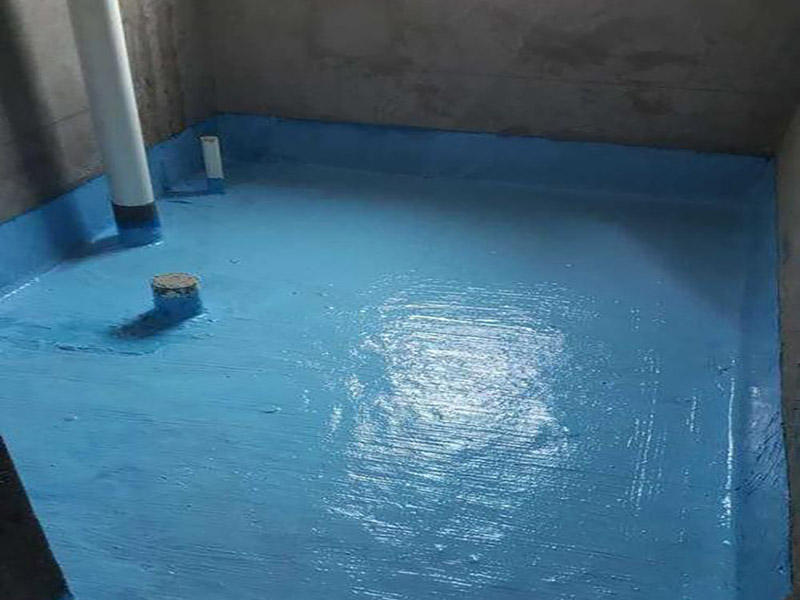 廁所防水重裝施工：使用毛刷、刮刀或鏟子等工具，將需重新做防水位置的基層清理干凈，原防水層凸起的顆粒和地上的浮灰垃圾都要清理干凈。做好基層準(zhǔn)備工作后，先使用閃凝漿料將防水層封堵開(kāi)槽管道縫，進(jìn)行填實(shí)抹平。對(duì)墻角、陰陽(yáng)角、管根、地漏等容易漏水的防水薄弱部位先進(jìn)行仔細(xì)均勻涂刷，使用滾刷進(jìn)行第一遍大面積涂刷防水涂料。