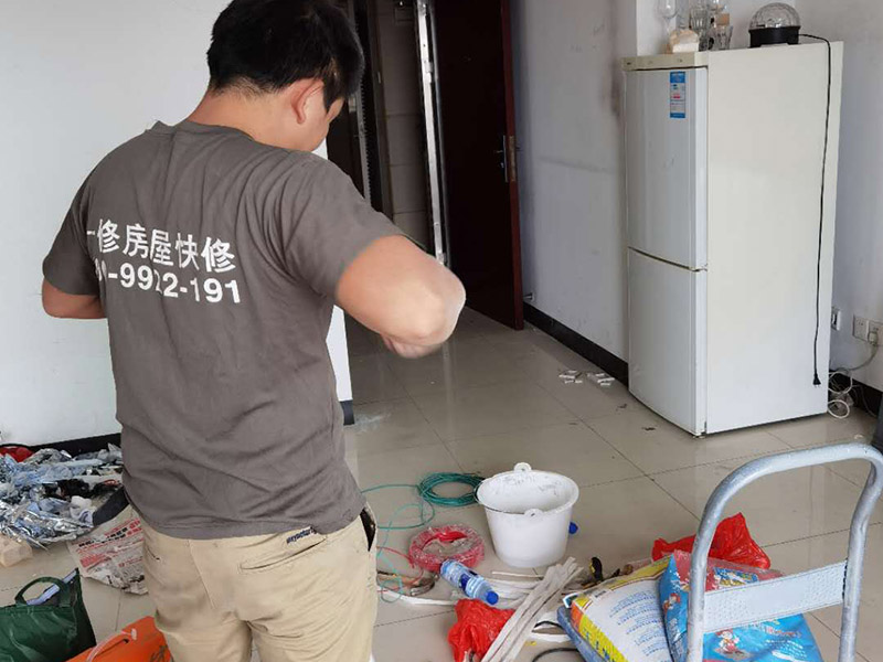 墻面打孔維修:1、 墻體打孔時要留心來回抽插，不要為了圖速度，留神干粉卡鉆。 2、墻體打孔時鉆頭一定要穩，不要左搖右搖，因為你搖的一起，相當于加大鉆頭的摩擦力。 3、不要想一炮終究，下壓時留心力度，難打時或下降緩慢時，一定要拔出鉆頭，調查是不是有磚頭芯斷在鉆頭內。 4、沒有水管或水源時，最佳不要用把水加在鉆頭里再打這種方法鉆洞，因為只需少量的水的話，水會把粉末粘住，構成稀泥。增加鉆頭的摩擦力，這時比干打或水打都艱難。 5、需要注意的是，在進行打孔施工之前要找專業的打孔公司或人員，不夠專業的技術人不僅可能對墻體造成損傷，有可能還會發生意外事故，對業主的利益造成威脅。而在鉆孔工費計算的時候，也要與施工方溝通好各個細節，加強監督以免遭成追悔莫及的情況。