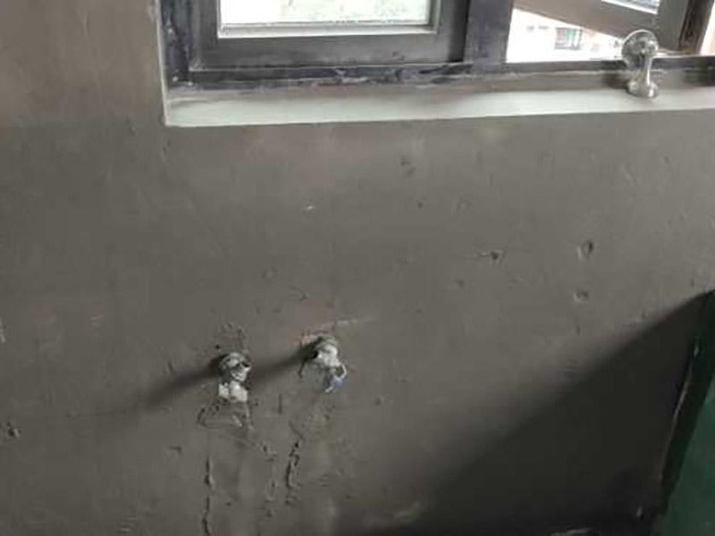 衛(wèi)生間防水處理：首先就要把衛(wèi)生間的地平面整平，地面不平，在涂刷防水涂料的時候就可能會涂不均勻，又或是地面因為不平而容易裂開，這即使是涂了防水涂料上去也會隨著地面裂開。 衛(wèi)生間的墻面上也需要做防水處理，一般都是自地平面向上在墻面上涂刷30cm，這是為了不讓積水滲透到墻面里形成返潮；不過有許多家庭都會使用淋浴房，在這一塊區(qū)就需要把防水涂料涂刷到180cm，這樣噴頭的水就不容易滲入墻內(nèi)；如果是浴缸，那就把高度涂高到浴缸之上30cm。 防水層涂刷好后，需要涼一定的時間。這樣是為了讓防水層與墻面更好地融合在一起，以防止在之后的施工中對防水層造成破壞，這點在之后的鋪地磚過程中猶其是要注意。 在墻與地面相接處，也包括角落部分，還有管與建筑效接處，這幾個地方就要用高彈性的柔性防水涂料，這幾個地方要特別注意，會漏水的地方經(jīng)常是這幾個地方。