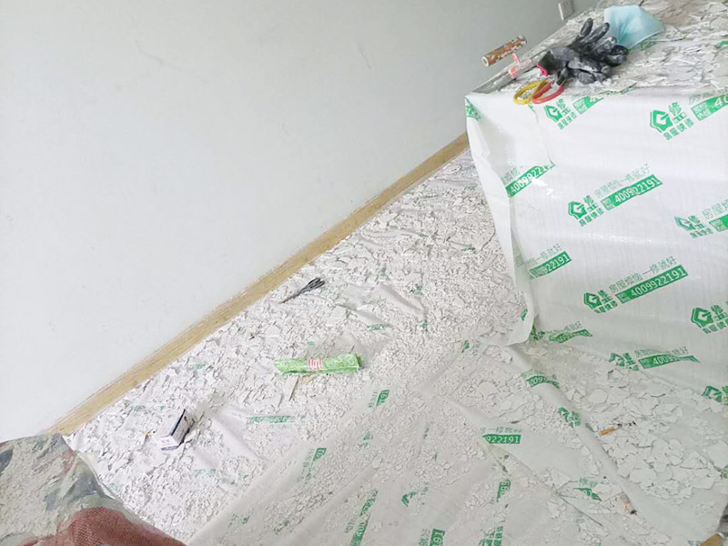 天花板翻新成品保護:檢查舊房墻面基層問題，對癥下藥施工，如果墻面裝修5年甚至10年以上，墻面有開裂，滲水，起皮或者之前有貼過墻紙的舊房，就需要將原墻紙撕掉，將墻面鏟至毛坯層，做鏟墻施工，如近幾年裝修過的房子，則不需要做鏟墻施工，墻面基層無明顯破損，打磨膩子或者重新批刮膩子，做乳膠漆施工即可。 成品保護：將房中小件物品搬移到柜子，儲物柜等不需要施工的位置，如樓梯間，衛(wèi)生間等，利用專業(yè)的遮蔽保護膜貼在地面，包裝家具，避免施工期間對家中的物品造成損害和污染。