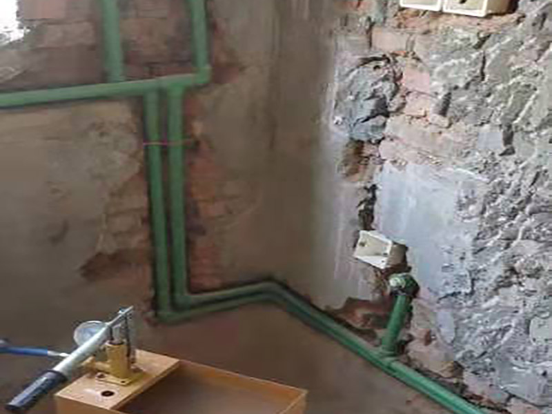 新裝水管打壓測試：堵住內所有的堵頭，并將進水容總管的閥門關閉。測壓時，把千斤頂的壓桿搖至壓力表的0.9-1.0之間，也就是說測壓試驗的壓力要是正常水壓的3倍左右。同材質的水管，其的測壓試驗的時間是不同的，焊接管的測壓一般是30分鐘，而非焊接管的測壓一般4小時 如果出現了測壓器表針下降、變動等現象，則說明水管的連接不緊密，重新安裝。
