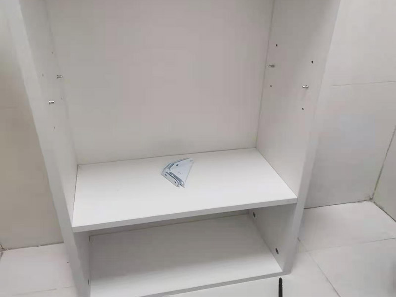 浴室柜打孔安裝：掛墻式浴室柜主柜安裝方法，但是按柜子掛鐵片的孔位、孔距，量出孔在墻面上的位置。用沖擊鉆在墻面上打孔，再用已有的爆炸螺絲把柜子安裝在墻上。還有用水平尺測量柜子是否安裝水平，再把臺面盆放在柜子上面。浴室柜一般距離地面的高度是80cm-85cm，根據(jù)使用人的身高和習(xí)慣可以略做調(diào)節(jié)。 落地式浴室柜安裝方法，還有把金屬腳裝在柜體上，然后把柜子放在預(yù)設(shè)位置，調(diào)整金屬腳使柜子平穩(wěn)，再把臺面盆放上柜子上面。 浴室鏡安裝方法，但是按鏡子后面的掛鏡片的孔位、孔距，量出孔在墻面上的位置。用沖擊鉆在墻面上打孔