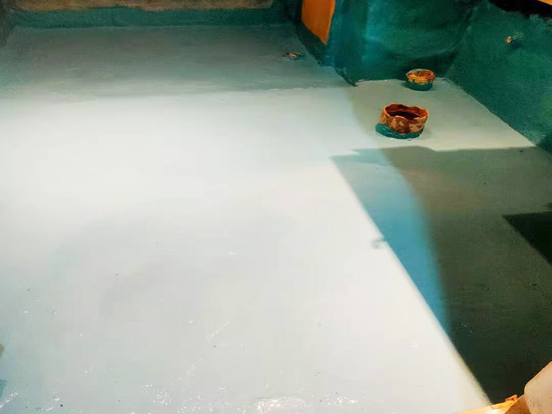 地面刷第五次防水：基層清理先將基層表面上的灰皮用鏟刀除掉，用笤帚將塵土、砂粒等雜物清掃干凈，尤其是管根，地漏和排水口等部位要仔細清理。 涂覆根據工程的特點和要求，選擇適當的工法。涂覆時要盡量均勻，不能有局部沉積，并要求多滾刷幾次使涂料與基層之間密實，不留氣泡，粘結嚴實。 保護層與裝飾層須在防水層完成2天后進行。為了抹砂漿時施工方便，也可在防水層后一遍涂覆后，立即撒上干凈的中粗砂。