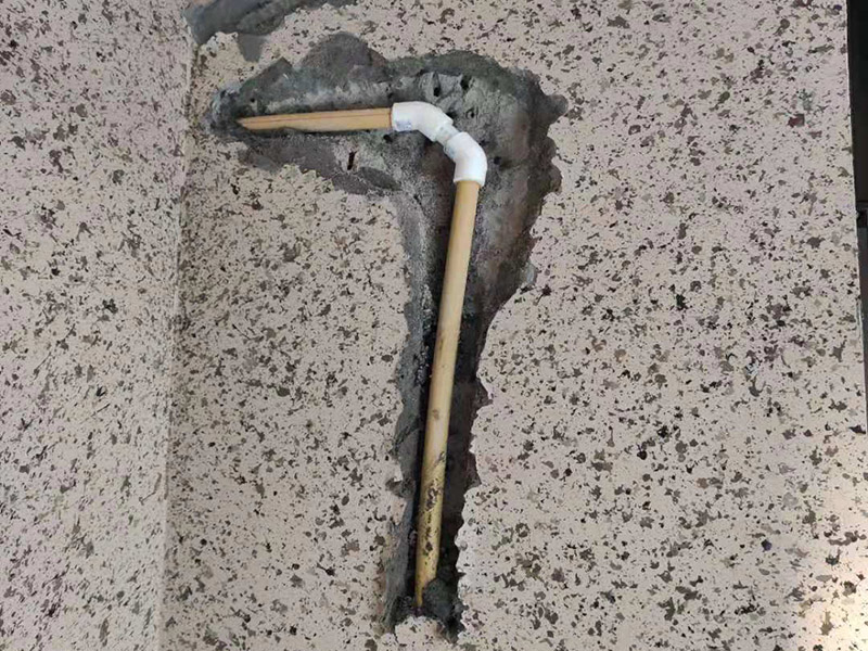 墻內水管漏水維修：首先，發現漏水，應第一時間關掉自家的供水閥門，讓漏水帶來的影響盡可能的縮小。 然后需要找到水管漏水的地方，最常使用的方法是水管打壓法。此方法需要將冷熱水管用軟管連接在一起使冷熱水形成一個圈，總閥門關閉，所有出水口只留一個口接上試壓器，其余關閉，這時試壓器的指針讀數為0。 搖動測壓桿至指針讀數到0.9-1.0之間，此時的水壓應為正常水壓的3-6倍。然后需要等待一定時間，不同管材需要的時間不一樣，但最少也需要半個小時。此時查看壓力值，如果降幅不超過0.5個壓，就沒有漏水。如果有漏點，壓力就會下降較多。 找到了漏水點，就要對漏水的管道進行維修或更換。首先要鑿開對應墻面，此過程中要注意對地板家居的保護。然后清理干凈管道上的殘渣，進行換新，連接好后要用防水膠對管道進行防水處理
