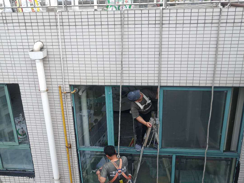 門窗打膠維修：各樓層窗框安裝時均應橫向、豎向拉通線，各層水平一致，上下順直。窗框與墻體固定時，先固定上框，后固定邊框，采用塑料膨脹螺栓固定。框與洞口之間的伸縮縫內腔均采用閉孔泡沫塑料，發泡劑等彈性材料填塞，表面用密封膠密封。門窗安裝必須牢固，預埋件的數量、位置、埋設連接方法必須符合設計要求，設有預埋鐵件的洞應采用焊接的方法固定，或先在預埋件上按緊固件規格打基孔，然后用緊固件固定。拼樘料與磚墻連接時，應先將拼樘料兩端插入預留洞口中，然后用C20細石砼澆灌固定。應將兩窗框與拼樘料卡接，卡接后用緊固件雙向擰緊，其間距應≤400mm。緊固件端頭及拼樘料與窗杠間的穎隙采用密封條進行密封處理。當門窗采用預埋木磚法與墻體連接時，木磚應進行防腐處理。