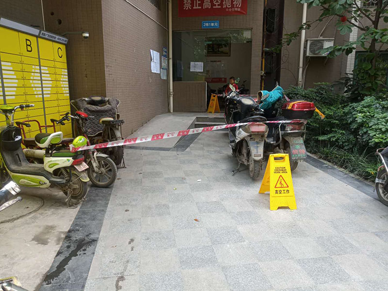 門窗打膠維修：各樓層窗框安裝時均應橫向、豎向拉通線，各層水平一致，上下順直。窗框與墻體固定時，先固定上框，后固定邊框，采用塑料膨脹螺栓固定。框與洞口之間的伸縮縫內腔均采用閉孔泡沫塑料，發泡劑等彈性材料填塞，表面用密封膠密封。門窗安裝必須牢固，預埋件的數量、位置、埋設連接方法必須符合設計要求，設有預埋鐵件的洞應采用焊接的方法固定，或先在預埋件上按緊固件規格打基孔，然后用緊固件固定。拼樘料與磚墻連接時，應先將拼樘料兩端插入預留洞口中，然后用C20細石砼澆灌固定。應將兩窗框與拼樘料卡接，卡接后用緊固件雙向擰緊，其間距應≤400mm。緊固件端頭及拼樘料與窗杠間的穎隙采用密封條進行密封處理。當門窗采用預埋木磚法與墻體連接時，木磚應進行防腐處理。