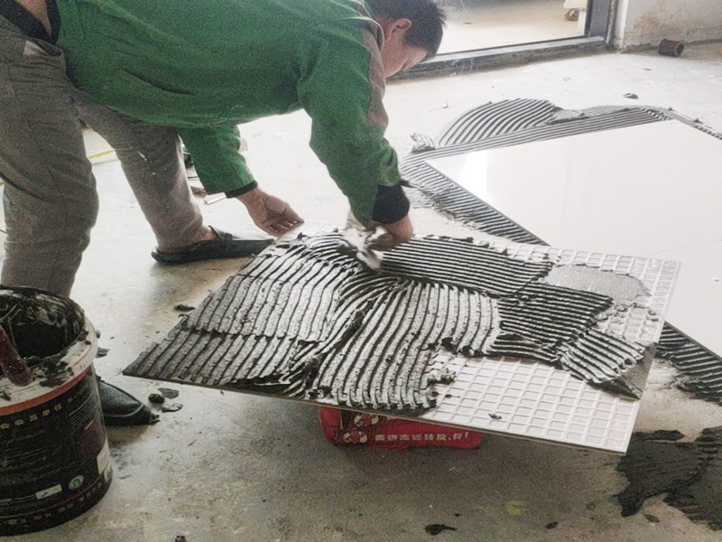 客廳地磚鋪貼:鋪貼前應用水泥砂漿找地面或墻面，并按磚體尺寸劃好線，劃線時需預留3－5mm的灰縫，以防粘結物與磚體膨脹系數不一致而導致不良后果產生。 瓷磚受熱或者冬天遇冷會存在一定熱脹冷縮，同時粘貼瓷磚的水泥沙土也會隨著溫度和濕度的變化出現一定膨脹收縮，瓷磚間不留縫隙很容易導致瓷磚起拱裂開。瓷磚邊緣存在一定誤差，每塊瓷磚不能保證完全的平整，特別是裝修現場切割瓷磚容易出現誤差，留縫能保持整體整齊劃一。 