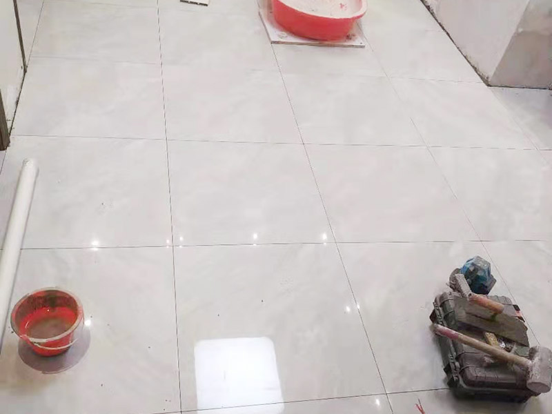 客廳地磚鋪貼:鋪貼前應用水泥砂漿找地面或墻面，并按磚體尺寸劃好線，劃線時需預留3－5mm的灰縫，以防粘結物與磚體膨脹系數不一致而導致不良后果產生。 瓷磚受熱或者冬天遇冷會存在一定熱脹冷縮，同時粘貼瓷磚的水泥沙土也會隨著溫度和濕度的變化出現一定膨脹收縮，瓷磚間不留縫隙很容易導致瓷磚起拱裂開。瓷磚邊緣存在一定誤差，每塊瓷磚不能保證完全的平整，特別是裝修現場切割瓷磚容易出現誤差，留縫能保持整體整齊劃一。 