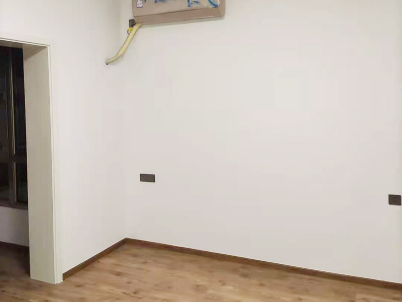 客廳墻面地板翻新：木地板鋪設之前，要先確保地面平整，然后在地上鋪一層塑料棉膜，塑料棉膜是為了防止地面防潮使木地板變形，接著講木地板都放置在地膜上，這樣在鋪貼的時候比較方便。先確定好木地板鋪設的方法，確定好之后就可以開始鋪設了，一般是從墻角開始鋪設。當首塊板鋪上去，第二塊板就必須接連上。然后板與板之間都有槽與突出的插面，插面進去槽里要嚴絲合縫。具體操作是將一塊木地板長面的插面進入到前面板的槽里，用手推板的側面插面進入旁邊地板的槽里，如果有縫隙，那么用專用的錘子輕輕敲到一些即可。