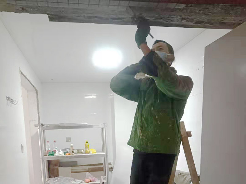 橫梁瓷磚拆除維修：先把地面上的東西全搬出去，然后戴上手套和防護眼鏡，用錘子把一塊瓷磚敲碎，再用扁的鑿子往里撬，一片一片慢慢鑿，這種方法費力費時。用小型的電鎬或瓷磚鏟除機就能輕輕松松完成任務。此方法省時省力。戴上手套和防護眼鏡，用小型的電鎬先從墻低的第一塊磚的邊緣開始鏟除，序次鏟除完整個墻面的瓷磚。