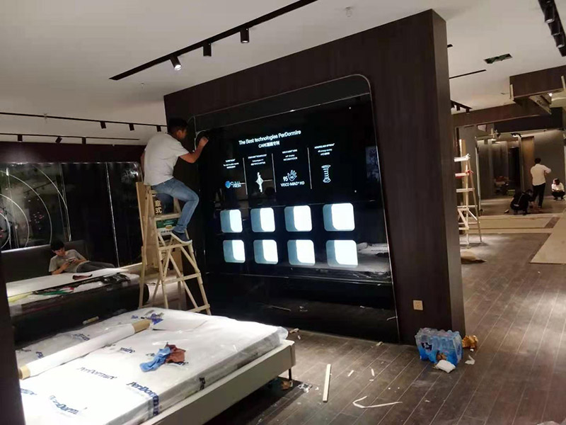 門店裝修翻新:店鋪內是要擺放各種商品的，因此店鋪的內部一定要合理的布局，專業的設計師都知道要進行合理的內部設計，最好是設計成柜臺或者是墻掛，這樣就可以令商品整齊有序的展示出來，讓消費者更好的挑選商品，提高銷售業績。先預算好料，可以先到建材市場問價格，把各種材料價格問清楚，做出一個初步的估算，看是否和自己預算中的有差別，然后做出調整。