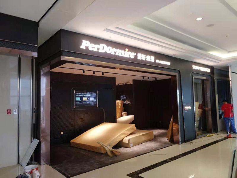 門店裝修翻新:店鋪內是要擺放各種商品的，因此店鋪的內部一定要合理的布局，專業的設計師都知道要進行合理的內部設計，最好是設計成柜臺或者是墻掛，這樣就可以令商品整齊有序的展示出來，讓消費者更好的挑選商品，提高銷售業績。先預算好料，可以先到建材市場問價格，把各種材料價格問清楚，做出一個初步的估算，看是否和自己預算中的有差別，然后做出調整。