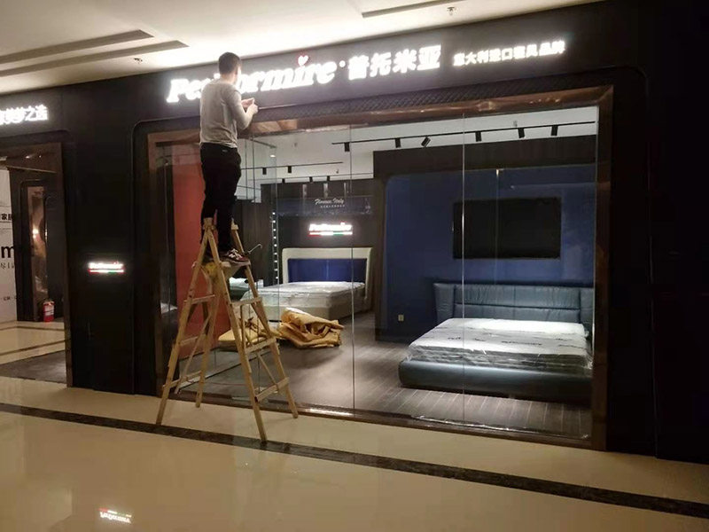門店裝修翻新:店鋪內是要擺放各種商品的，因此店鋪的內部一定要合理的布局，專業的設計師都知道要進行合理的內部設計，最好是設計成柜臺或者是墻掛，這樣就可以令商品整齊有序的展示出來，讓消費者更好的挑選商品，提高銷售業績。先預算好料，可以先到建材市場問價格，把各種材料價格問清楚，做出一個初步的估算，看是否和自己預算中的有差別，然后做出調整。