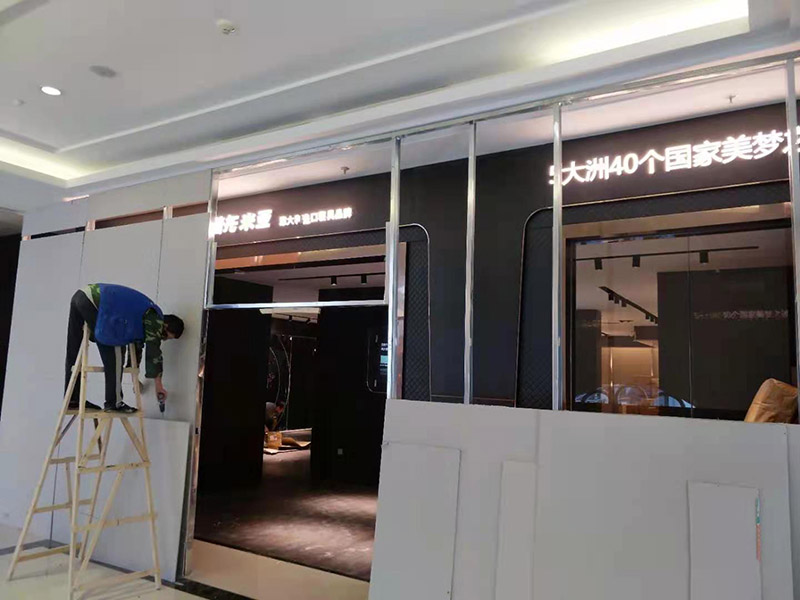 門店裝修翻新:店鋪內是要擺放各種商品的，因此店鋪的內部一定要合理的布局，專業的設計師都知道要進行合理的內部設計，最好是設計成柜臺或者是墻掛，這樣就可以令商品整齊有序的展示出來，讓消費者更好的挑選商品，提高銷售業績。先預算好料，可以先到建材市場問價格，把各種材料價格問清楚，做出一個初步的估算，看是否和自己預算中的有差別，然后做出調整。