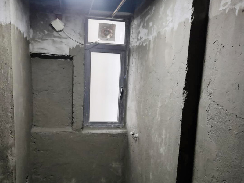 衛生間防水找平:在進行防水處理之前，一定先找平地面。找平層施工方法：基面有空隙、裂縫、不平等缺陷的，用水泥砂漿修補抹平。使基面必須堅固、平整、干凈、無灰塵、油膩、蠟、脫模劑等以及其他碎屑物質。找平層干燥后方可進行防水層施工，施工期間應防火、防水。防水層完成后，要進行成品保護，不得上人走動。