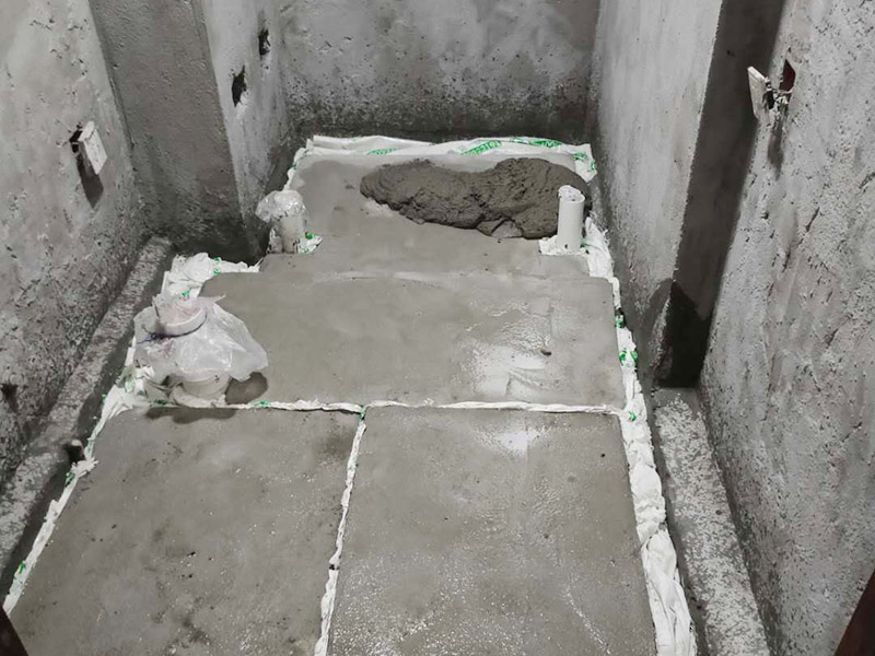 衛生間防水找平:在進行防水處理之前，一定先找平地面。找平層施工方法：基面有空隙、裂縫、不平等缺陷的，用水泥砂漿修補抹平。使基面必須堅固、平整、干凈、無灰塵、油膩、蠟、脫模劑等以及其他碎屑物質。找平層干燥后方可進行防水層施工，施工期間應防火、防水。防水層完成后，要進行成品保護，不得上人走動。