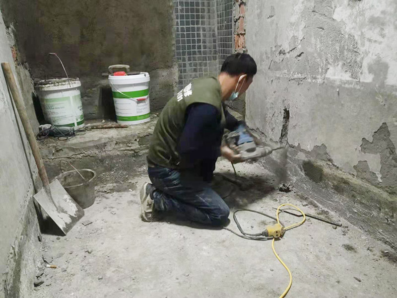 墻面線管打孔開槽：用切割機械及電錘將線槽開出。此過程要求工人對切割機使用熟練，才能嚴格按照線路裁切，還要細心謹慎，以防破壞其他墻面。設水管電線需要在墻面開槽，但是也要按照規范執行，不然也會存在安全隱患。比如有的工人鋪設部分房間的電線時，直接在墻面橫向開槽，而且長度很大。一般在墻面橫向開槽的跨度不能太大，因為橫向開槽很容易導致墻面的抹灰層因重力而下沉，導致日后出現裂縫。