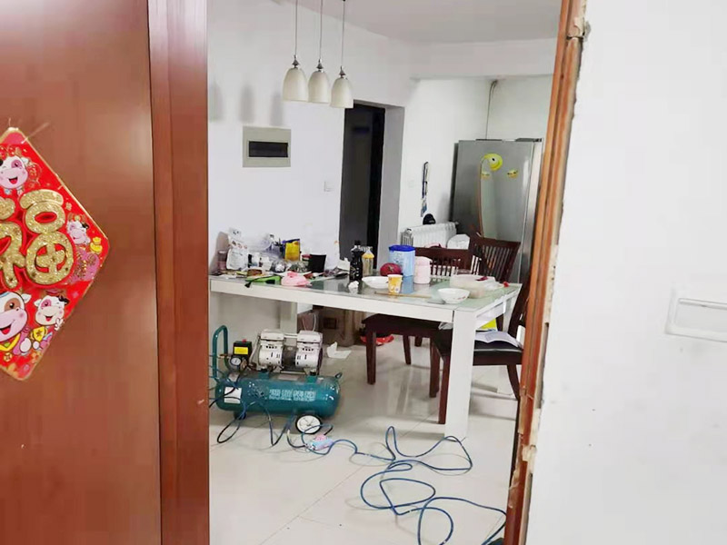 門框修復維修：清潔表面，把原有的木門使用砂紙打磨一遍，根據需要修補的地方選擇相近的顏色互相調和，均勻涂抹，并用尾部刮板刮平，用紙巾擦去多余的部分，等待10分鐘就可以干燥了。 有破損，出現裂縫或者是坑。坑面需要先填補，先把被損壞的地方補上膩子，然后打磨砂紙，再刷底漆和面漆。
