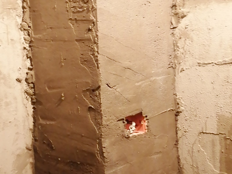 廁所重新裝修：、在同一房間內(nèi)，同類型的采暖設備、衛(wèi)生器具及管道配件，除有特殊要求外，應安裝在同一高度上。2、明裝管道成排安裝時，直線部分應互相平行。曲線部分：當管道水平或垂直并行時，應與直線部分保持等距；管道水平上下并行時，彎管部分的曲率半徑應一致。3、管道采用粘接接口，管端插入承口的深度不得小于表3．3.15的規(guī)定。