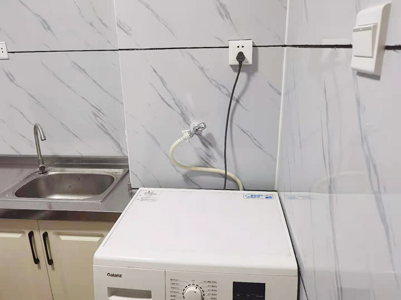 出租房廚房墻貼微晶板：將粘有圖案的轉移膜輕輕的撕離圖案的底紙，如果圖案有沒粘在轉移膜上的地方，可以用小刀輔助一下。先將轉移膜剪下的邊角料挑選個墻角的墻面測試一下墻面的性能，確定墻面沒問題后再粘貼。如果墻面掉粉或在撕下轉移膜時會連同墻面漆一起粘下，請處理后再進行粘貼。　貼圖案的時候，可以先將轉移膜的一角先粘在墻上，然后慢慢的將粘有圖案的轉移膜順著向下的方向貼在墻上，接著用卡片由圖案中間向四周的方向反復劃幾下，使墻貼更好粘在墻壁。