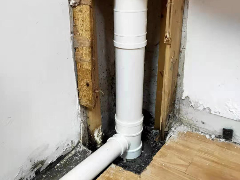 墻內水管漏水維修:第一時間關掉自家的供水閥門，讓漏水帶來的影響盡可能的縮小。需要找到水管漏水的地方，最常使用的方法是水管打壓法。此方法需要將冷熱水管用軟管連接在一起使冷熱水形成一個圈，總閥門關閉，所有出水口只留一個口接上試壓器，其余關閉，這時試壓器的指針讀數為0。 搖動測壓桿至指針讀數到0.9-1.0之間，此時的水壓應為正常水壓的3-6倍。然后需要等待一定時間，不同管材需要的時間不一樣，但最少也需要半個小時。此時查看壓力值，如果降幅不超過0.5個壓，就沒有漏水。如果有漏點，壓力就會下降較多。 找到了漏水點，我們就要對漏水的管道進行維修或更換。首先要鑿開對應墻面，此過程中要注意對地板家居的保護。然后清理干凈管道上的殘渣，進行換新，連接好后要用防水膠對管道進行防水處理。