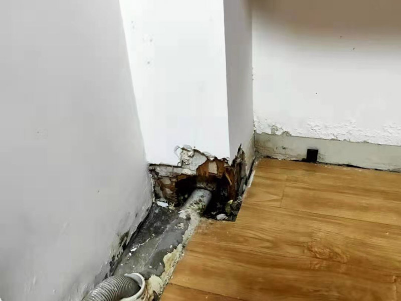 墻內水管漏水維修:第一時間關掉自家的供水閥門，讓漏水帶來的影響盡可能的縮小。需要找到水管漏水的地方，最常使用的方法是水管打壓法。此方法需要將冷熱水管用軟管連接在一起使冷熱水形成一個圈，總閥門關閉，所有出水口只留一個口接上試壓器，其余關閉，這時試壓器的指針讀數為0。 搖動測壓桿至指針讀數到0.9-1.0之間，此時的水壓應為正常水壓的3-6倍。然后需要等待一定時間，不同管材需要的時間不一樣，但最少也需要半個小時。此時查看壓力值，如果降幅不超過0.5個壓，就沒有漏水。如果有漏點，壓力就會下降較多。 找到了漏水點，我們就要對漏水的管道進行維修或更換。首先要鑿開對應墻面，此過程中要注意對地板家居的保護。然后清理干凈管道上的殘渣，進行換新，連接好后要用防水膠對管道進行防水處理。