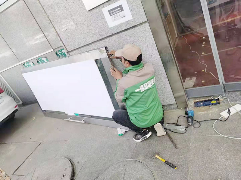 玻璃門維修方案：一看：查看玻璃感應(yīng)門否有元件受損。如元件斷裂、發(fā)黑發(fā)黃、引腳相碰、器件松動(dòng)、連線錯(cuò)誤等。某些接觸不良故障，尤其是在電源通電后，因故障點(diǎn)接觸不良而產(chǎn)生火花  二聽(tīng)：即聽(tīng)玻璃感應(yīng)門運(yùn)行的聲音，在控制系統(tǒng)中，大都采用了電磁繼電器作為控制器件，在繼電器觸點(diǎn)切換時(shí)會(huì)產(chǎn)生清晰的“滴噠”聲。如無(wú)聲或異常，在確定繼電器驅(qū)動(dòng)電器無(wú)故障后，可判定該繼電器不良。  三摸：即觸摸玻璃感應(yīng)門元件，在玻璃感應(yīng)門的維修過(guò)程中，也經(jīng)常在通電后用手摸某些元件。如穩(wěn)壓IC等集成器件、防雷管、變壓器、驅(qū)動(dòng)二極管等等。以便感覺(jué)其溫度是否正常，如發(fā)熱快、溫度高、電路無(wú)短路故障則可斷定器件不良。  四測(cè)：即測(cè)量玻璃感應(yīng)門控制電路。通常采用的方式有測(cè)電壓、測(cè)電路的電阻、測(cè)電流等。這是一種綜合性邏輯分析手段,可依據(jù)各種測(cè)量電動(dòng)伸縮門的數(shù)據(jù)準(zhǔn)確的找出故障原因及損壞器件。