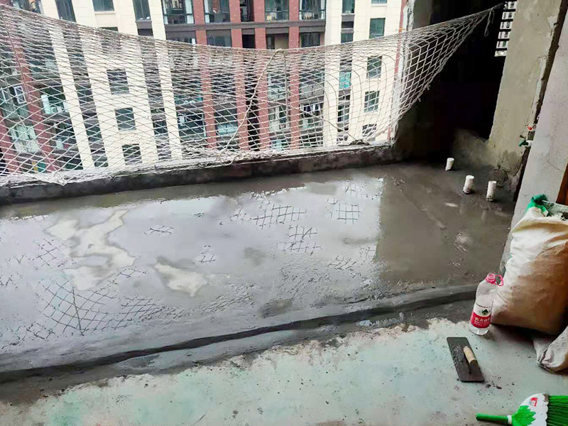 陽臺清理刷防水：在涂刷防水涂層之前，先要清理墻面和地面。同時，要用連接的氣泵皮管吹盡陰角處的浮層，在涂刷防水涂層之前，要量出防水層的高度并劃出基準線。刷防水涂料時要先刷基準線以下位置，并在墻面和地面連接陰角處刷成八字，上下交叉，交接處接應有200mm，不得有漏刷情況出現。 墻角涂刷完成后，沿基準線涂刷墻體：第一遍涂刷墻面時，應上下縱向涂刷，第二遍涂刷墻體，應左右橫向涂刷。 地面防水涂料的涂刷應該從房間里側向門口涂刷，地面水管接口處尤其要仔細涂刷，不能有任何遺漏。 在涂刷完防水涂料后，不能立刻貼瓷鉆，