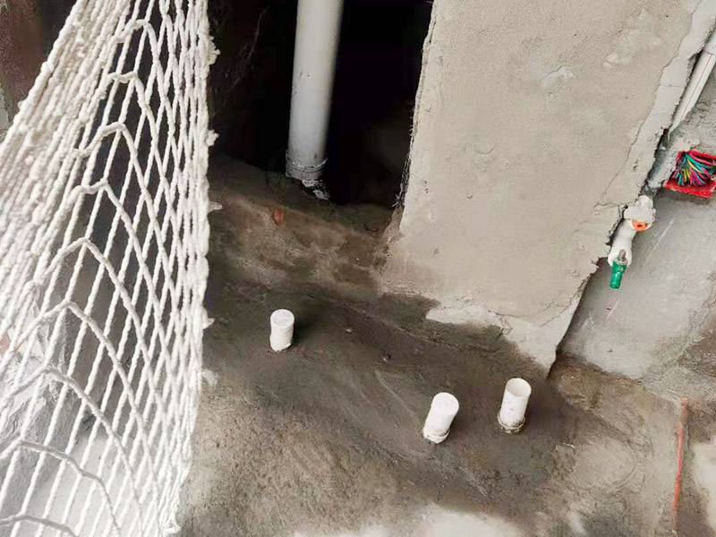 陽臺清理刷防水：在涂刷防水涂層之前，先要清理墻面和地面。同時，要用連接的氣泵皮管吹盡陰角處的浮層，在涂刷防水涂層之前，要量出防水層的高度并劃出基準線。刷防水涂料時要先刷基準線以下位置，并在墻面和地面連接陰角處刷成八字，上下交叉，交接處接應有200mm，不得有漏刷情況出現。 墻角涂刷完成后，沿基準線涂刷墻體：第一遍涂刷墻面時，應上下縱向涂刷，第二遍涂刷墻體，應左右橫向涂刷。 地面防水涂料的涂刷應該從房間里側向門口涂刷，地面水管接口處尤其要仔細涂刷，不能有任何遺漏。 在涂刷完防水涂料后，不能立刻貼瓷鉆，
