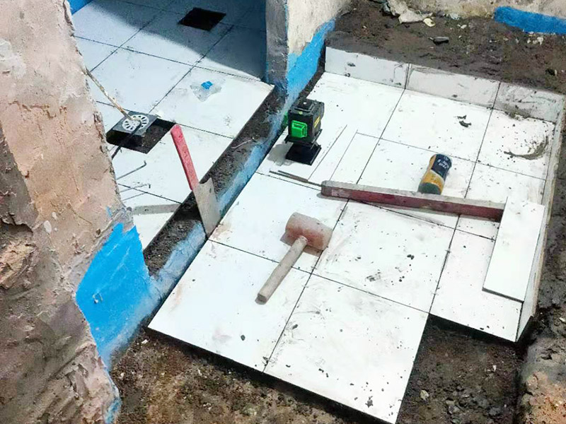 地面貼磚維修：干鋪法：首先要把基層用水澆濕，除去雜物和浮沙。再抹結合層，需要注意的是要使用1：3的干性水泥漿，按照水平線探鋪平整，然后再把磚放在沙漿上用膠皮錘振實。這時再把地面磚取下澆抹水泥漿，然后把地面磚放實振平就可以了。采用干鋪法可以有效地避免鋪裝過程中造成的空鼓、氣泡等現象發生。但是干鋪法的技術含量比較高，所以費用也會比較貴。 濕鋪法，這種鋪貼方法與干鋪法不同之處在于將1：3的干性水泥漿替換成水泥沙漿和普通水。需要注意的是這種鋪貼法在鋪貼過程中容易產生氣泡和空鼓，這樣就會影響地磚的使用壽命。也是因為這種原因使其價格便宜，操作簡單。