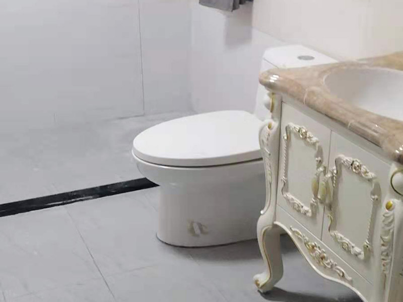 衛生間馬桶安裝：第一步：先檢查地面下水口，看其里面是否有垃圾堆積，如果有我們一定要仔細的檢查并清理干凈。如果清理不好很可能會引起馬桶堵塞等問題。 第二步：將馬桶的出水管先試著安裝放上去，在馬桶的栓孔眼的地方用記號筆做上記號，然后再挪開馬桶。 第三步：在做好記號的地方開一個直接為1.5-2cm，高度為6cm的孔，然后用水泥將1cm的螺栓捻牢在孔洞里面。然后將馬桶放上去看其是否吻合，檢查好后移開馬桶。然后在馬桶出水管和下水管扣周圍涂上油灰，然后將螺栓孔對準捻好的螺栓，擺正擰好。