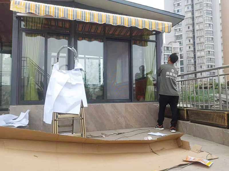 露臺(tái)雨棚安裝：在門楣上定位劃水平線，把塑料支架的固定孔距畫下來沖擊鉆打孔，要比膨脹螺絲深一些。   最好兩個(gè)人配合安裝，一個(gè)人托舉著，一個(gè)人安放膨脹螺絲，有4個(gè)，扳手?jǐn)Q緊。   接下來的就比較好安裝了.將組合好的雨棚耐力板插入剛才安裝好的雨棚中【支架的卡槽中】，螺絲固定。   全部安裝到位后，要到遠(yuǎn)處看看，雨棚外沿是不是處在一條直線上，如有高有低，放寬膨脹螺絲，調(diào)整一下支架，如果是墻面不平引起的，可用木片或塑料片墊一下。記得膨脹螺絲還要擰緊，不然雨棚會(huì)飛跑的。