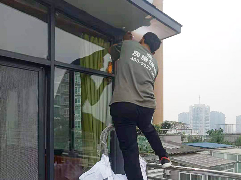 在門楣上定位劃水平線，把塑料支架的固定孔距畫下來(lái)沖擊鉆打孔，要比膨脹螺絲深一些。   最好兩個(gè)人配合安裝，一個(gè)人托舉著，一個(gè)人安放膨脹螺絲，有4個(gè)，扳手?jǐn)Q緊。   接下來(lái)的就比較好安裝了.將組合好的雨棚耐力板插入剛才安裝好的雨棚中【支架的卡槽中】，螺絲固定。   全部安裝到位后，要到遠(yuǎn)處看看，雨棚外沿是不是處在一條直線上，如有高有低，放寬膨脹螺絲，調(diào)整一下支架，如果是墻面不平引起的，可用木片或塑料片墊一下。記得膨脹螺絲還要擰緊，不然雨棚會(huì)飛跑的。
