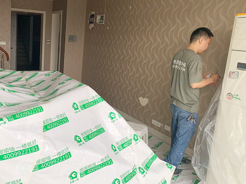 客廳家具空調成品保護：舊房墻面刷新會有點麻煩的，比較珍貴的家具建議搬走，或者和一些冰箱空調之類的可以放在現場讓裝飾公司成品保護起來，這樣即省了搬運費，也避免家具空調等二次污染。