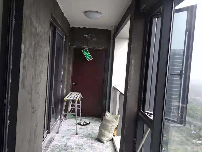 陽臺墻面粉刷翻新：陽臺是室內應該刷室內漆，但是有些陽臺還兼容生活陽臺，經常晾曬切通水，還是刷外墻漆比較好，外墻漆耐候性較內墻好，而且防潮，你陽臺上剛好還要放拖把池的，這也沒有問題了，內墻漆大多數是不怎么防潮的，水濺上去多了容易變色、脫落的。