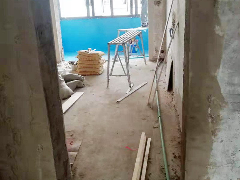 舊房翻新吊頂裝修：首先進行房屋的主體拆除。在做好全屋家具等成品保護，將舊房的墻面、門窗燈進行拆除，重新做好衛生間和廚房的防水工作，在拆除的過程中及時清理產生的垃圾，保持房屋的干凈、整潔。