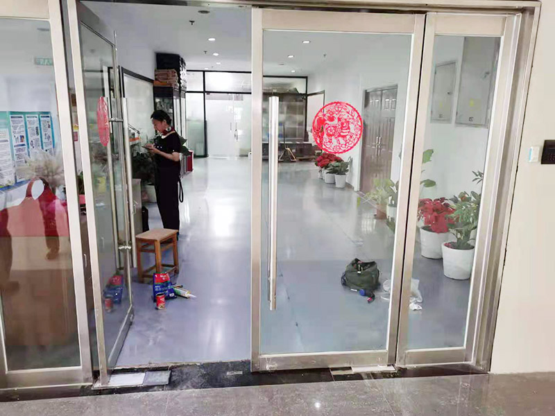 玻璃門地彈簧更換：地彈簧是一種閉門器，而這種閉門器在玻璃門中使用較多。玻璃門地彈簧也是一種液壓式閉門器，其壓緊彈簧的裝置為蝸輪，主要是因為蝸輪可以正反向旋轉，根據(jù)玻璃門地彈簧的特點，基本配置是天軸和地軸，除了玻璃門，可以適用于幾乎所有木制、鋼制、鋁合金門和使用玻璃門夾的無邊框玻璃門。