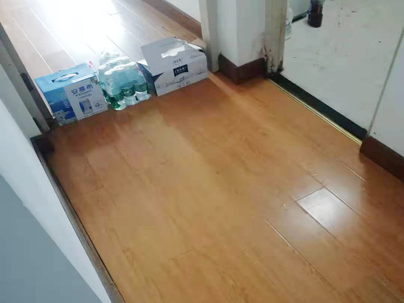 地板重新鋪貼：首先將原有的木地板或者瓷磚拆除掉，最好先從踢腳線開始拆除，這樣比較方便拆一點。然后如果發(fā)現地面不平整的地方，再重新打磨平整后，最后再重新上地磚或是木地板來鋪貼。