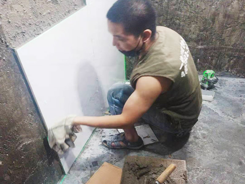 墻面貼磚施工：貼磚前對墻壁將進行檢查，看墻壁是否有裂縫，做好修補，然后最好用水潤濕墻壁，這在墻壁的瓷磚和墻壁之間是有益的更好的粘接。鋪貼墻磚時，必須先對墻磚和墻磚進行測量和整理，這樣即規(guī)劃了位置，也保證墻磚鋪貼的美觀度。