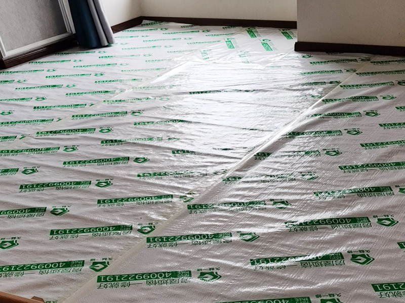 全屋地面家具成品保護：正確的施工順序應該是搞好成品保護，地面鋪貼完成清潔干凈后，可以用厚一點的泡沫包裝膜，然后可以再加一層塑料膜，這樣就不至于損壞地磚了，也可以用保護膜，其效果與地板革相似。